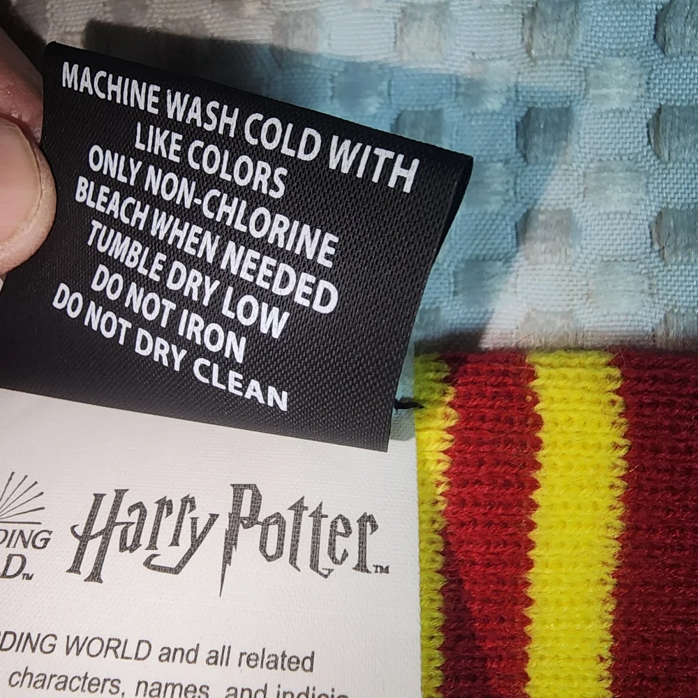 HARRY POTTER NWOT GRYFFINDOR LONG KNITTED SCARF FRINGES